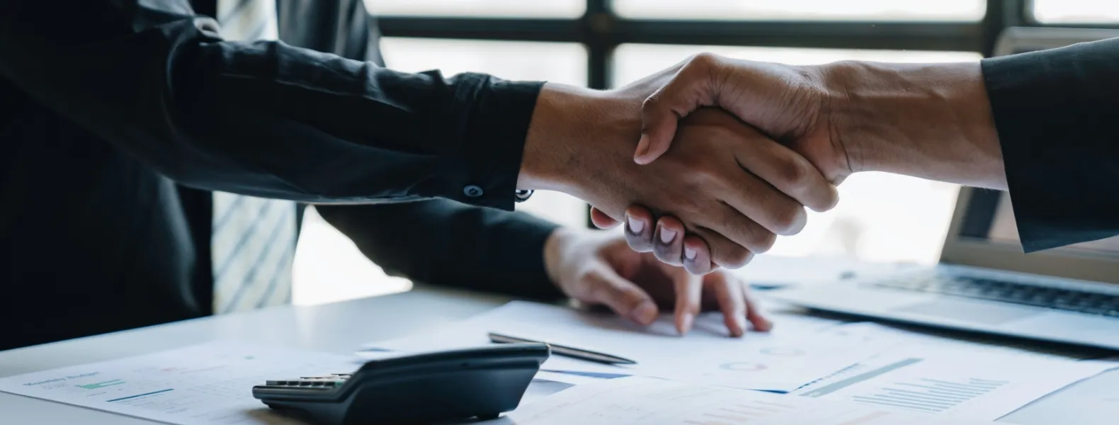 固い握手をするビジネスマン