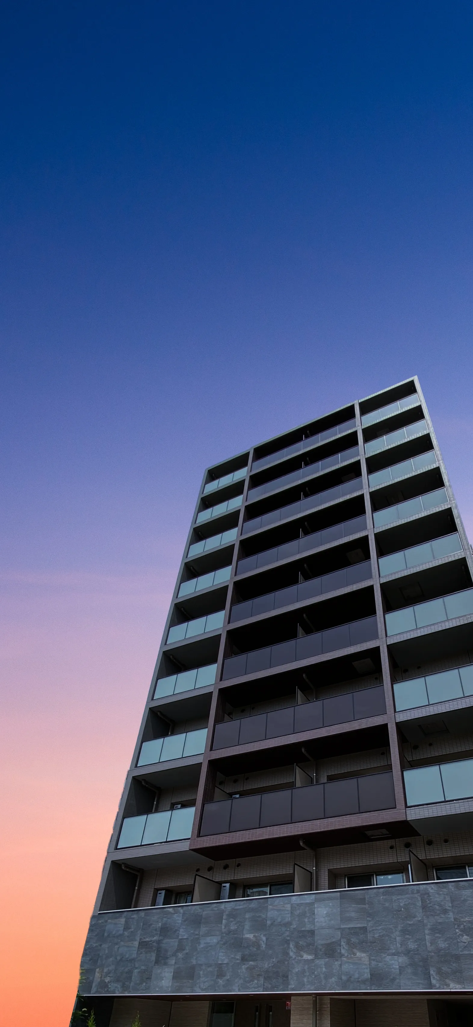 夕暮れ空と高層マンション